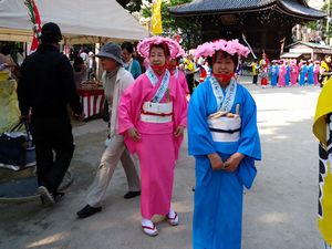 櫛田神社で踊りました。