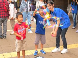 大きなシャボン玉好評!