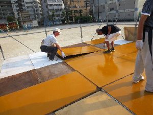 前日に舞台のコンパネ貼り