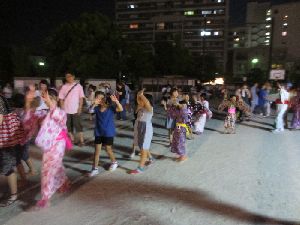 大きな踊りの輪ができました(^v^)