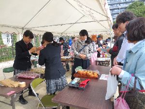 食バザー・若葉高校料理研究同好会(マフィン)