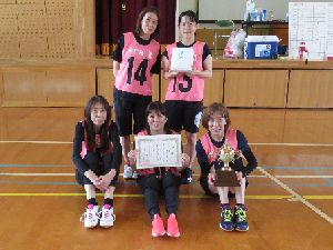 女子優勝の荒戸3丁目チーム!